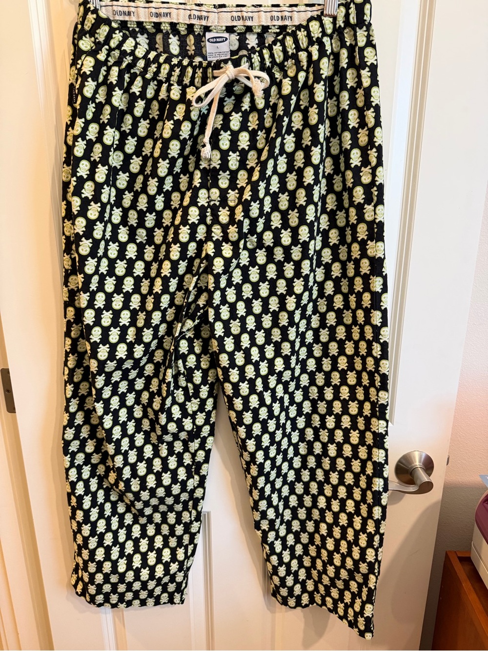 Men’s skull print old navy pajama pants, size large